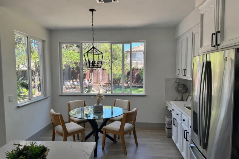 Ausgabe: Küche mit Holzstühlen