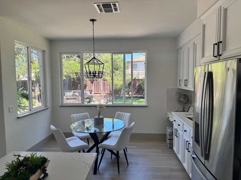 Eingabe: Küche mit weißen Stühlen